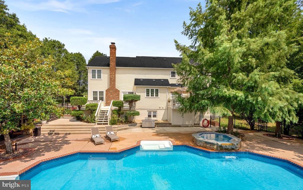 15700 TRAPSHIRE CT, WATERFORD, Virginia 20197, 5 Bedrooms Bedrooms, ,3 BathroomsBathrooms,Residential,For sale,15700 TRAPSHIRE CT,VALO2111108 MLS # VALO2111108