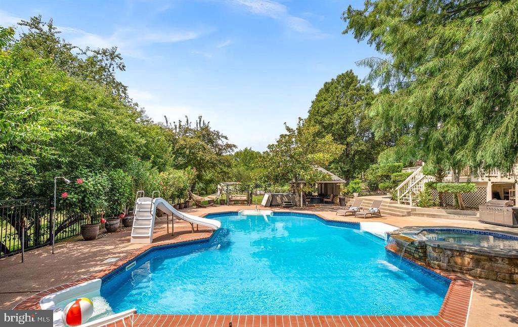 15700 TRAPSHIRE CT, WATERFORD, Virginia 20197, 5 Bedrooms Bedrooms, ,3 BathroomsBathrooms,Residential,For sale,15700 TRAPSHIRE CT,VALO2111108 MLS # VALO2111108