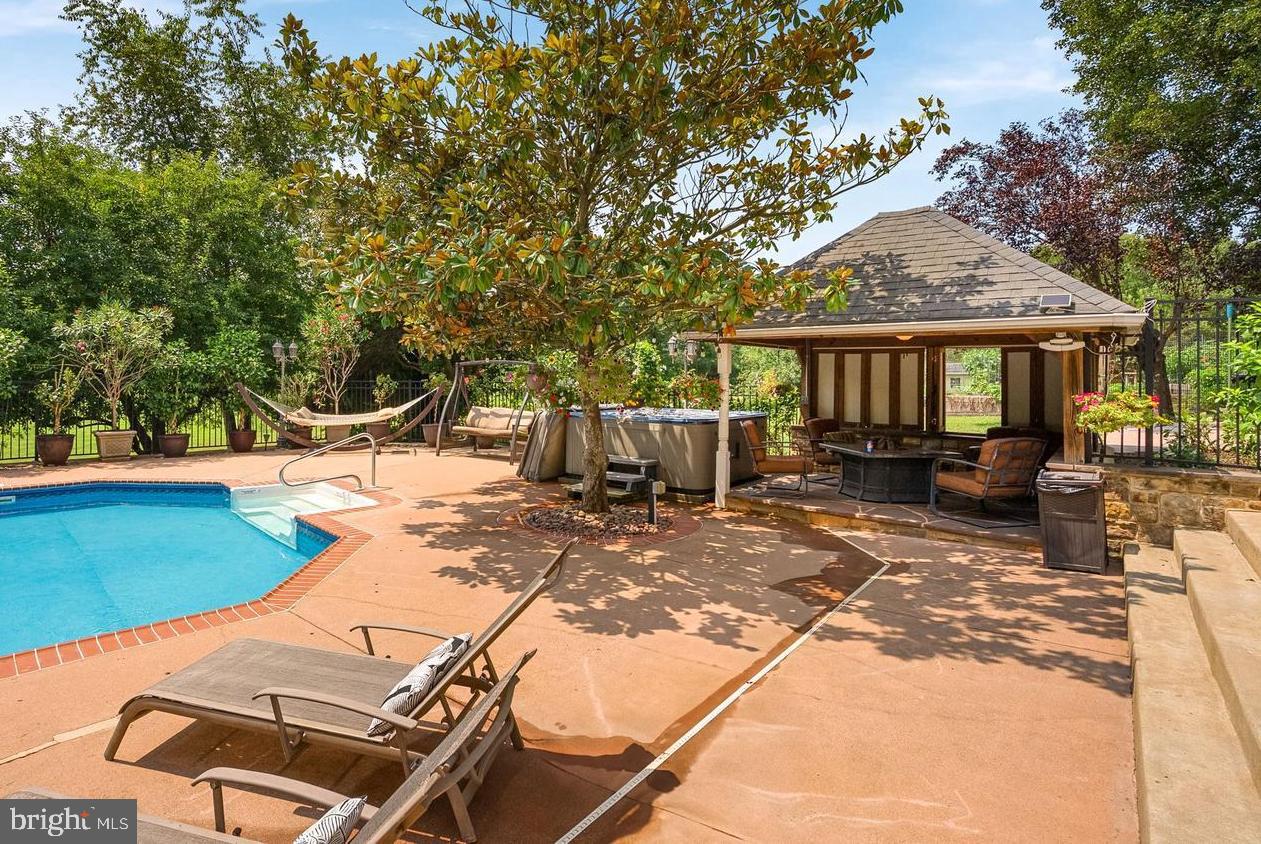 15700 TRAPSHIRE CT, WATERFORD, Virginia 20197, 5 Bedrooms Bedrooms, ,3 BathroomsBathrooms,Residential,For sale,15700 TRAPSHIRE CT,VALO2111108 MLS # VALO2111108