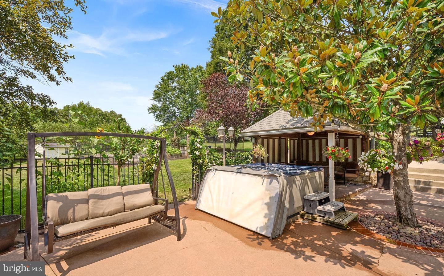 15700 TRAPSHIRE CT, WATERFORD, Virginia 20197, 5 Bedrooms Bedrooms, ,3 BathroomsBathrooms,Residential,For sale,15700 TRAPSHIRE CT,VALO2111108 MLS # VALO2111108