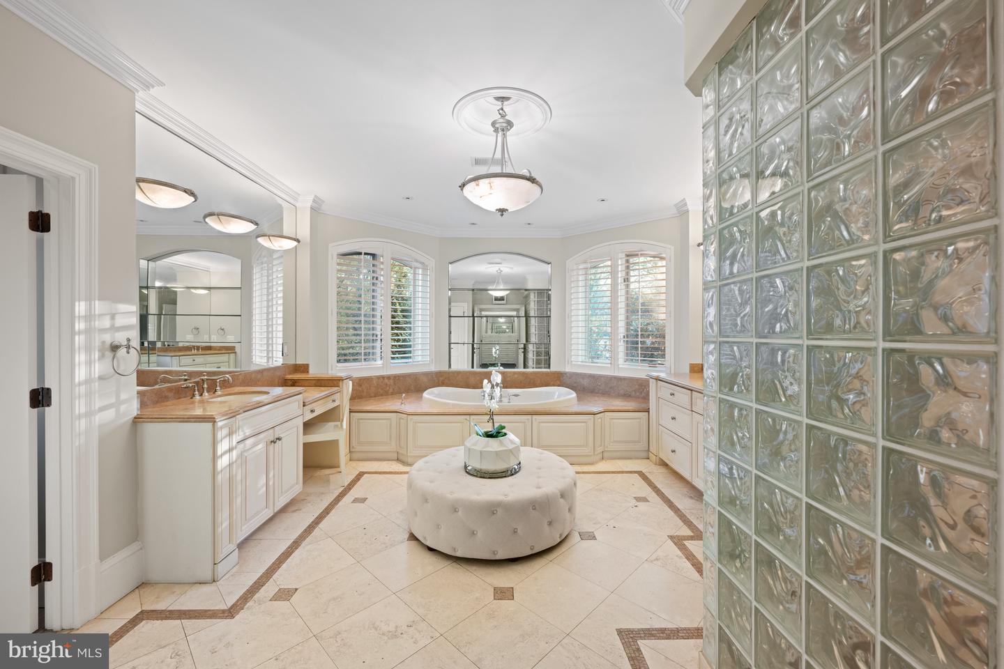 8305 FOX HAVEN DR, MCLEAN, Virginia 22102, 5 Bedrooms Bedrooms, ,6 BathroomsBathrooms,Residential,For sale,8305 FOX HAVEN DR,VAFX2279404 MLS # VAFX2279404