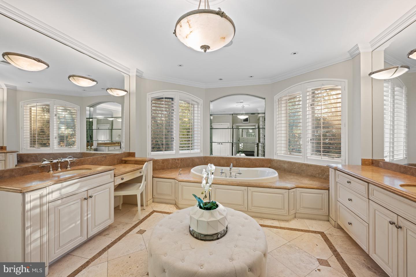 8305 FOX HAVEN DR, MCLEAN, Virginia 22102, 5 Bedrooms Bedrooms, ,6 BathroomsBathrooms,Residential,For sale,8305 FOX HAVEN DR,VAFX2279404 MLS # VAFX2279404