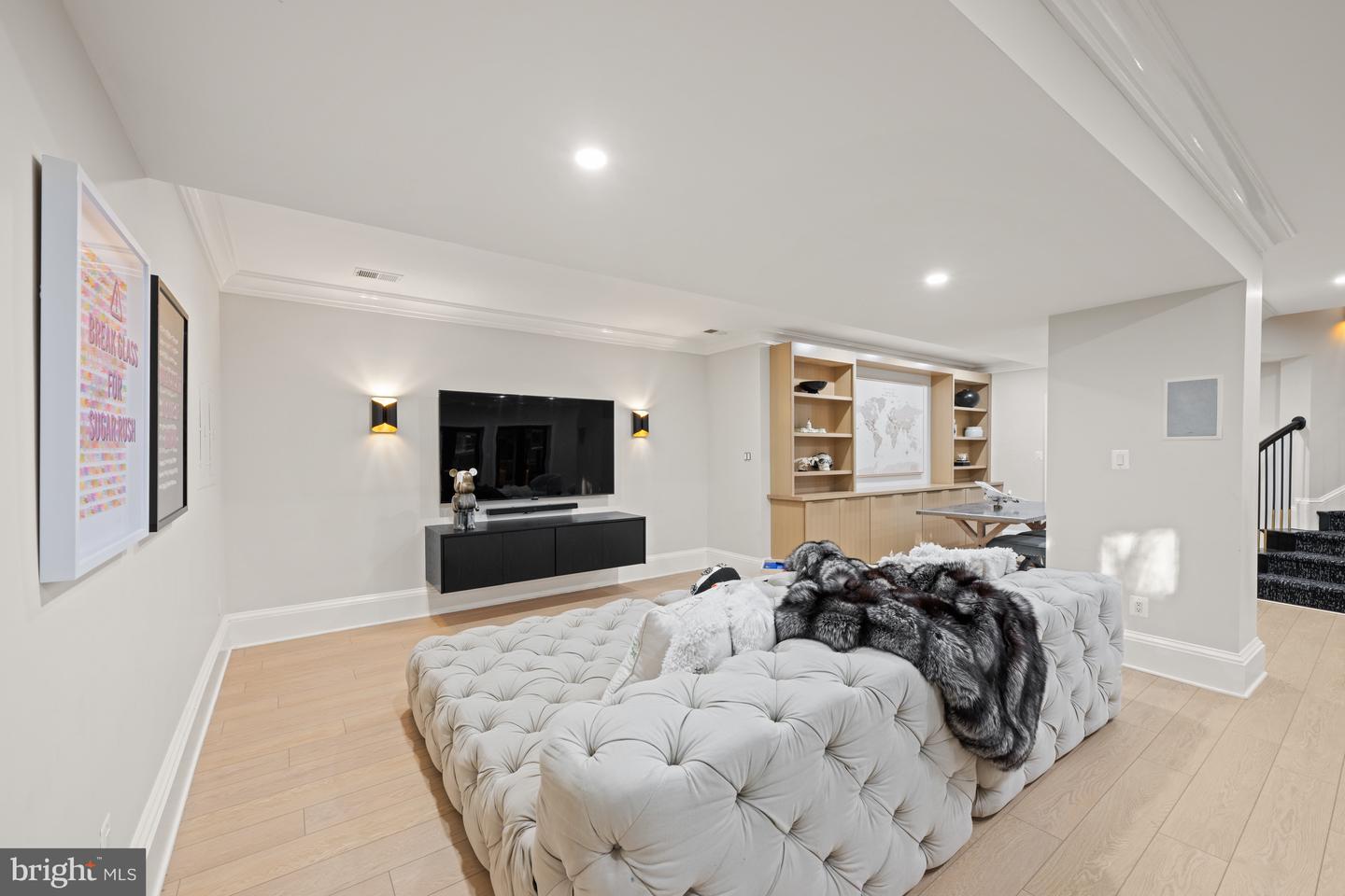 8305 FOX HAVEN DR, MCLEAN, Virginia 22102, 5 Bedrooms Bedrooms, ,6 BathroomsBathrooms,Residential,For sale,8305 FOX HAVEN DR,VAFX2279404 MLS # VAFX2279404