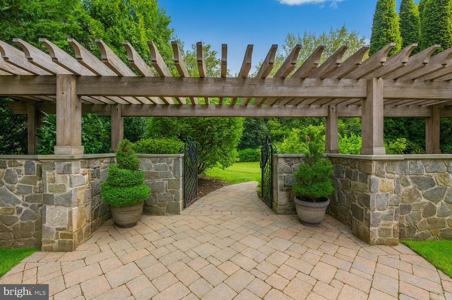 8305 FOX HAVEN DR, MCLEAN, Virginia 22102, 5 Bedrooms Bedrooms, ,6 BathroomsBathrooms,Residential,For sale,8305 FOX HAVEN DR,VAFX2279404 MLS # VAFX2279404