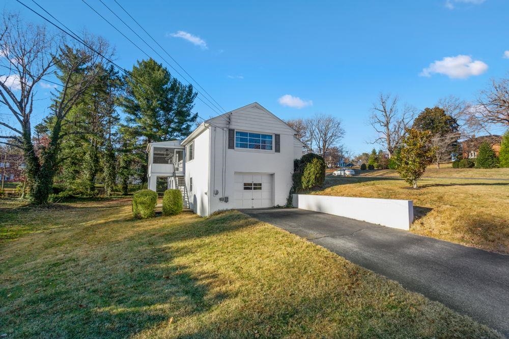 210 EDGEWOOD RD, STAUNTON, Virginia 24401, 3 Bedrooms Bedrooms, ,2 BathroomsBathrooms,Residential,210 EDGEWOOD RD,671226 MLS # 671226