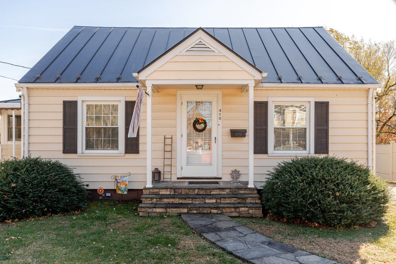 410 E ROCKINGHAM ST, ELKTON, Virginia 22827, 4 Bedrooms Bedrooms, ,2 BathroomsBathrooms,Residential,410 E ROCKINGHAM ST,671238 MLS # 671238