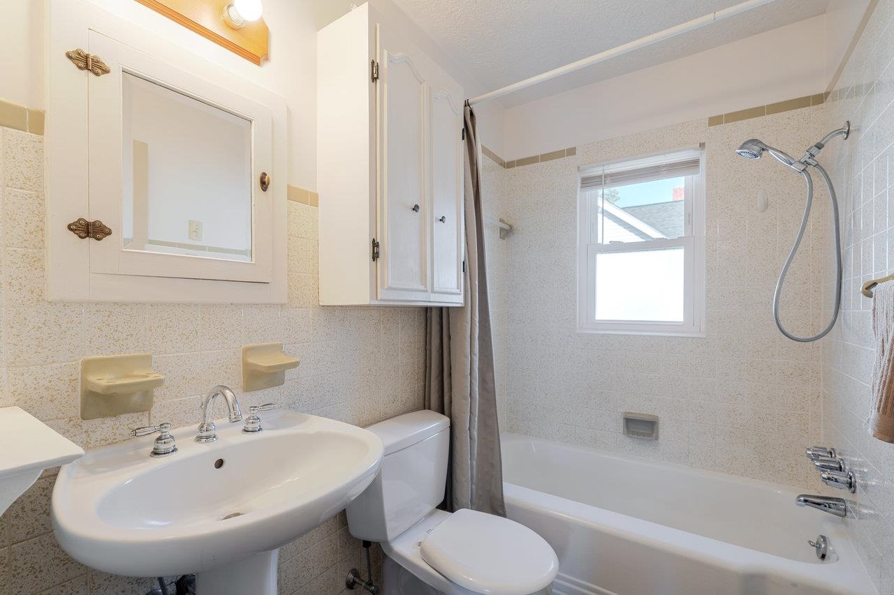 410 E ROCKINGHAM ST, ELKTON, Virginia 22827, 4 Bedrooms Bedrooms, ,2 BathroomsBathrooms,Residential,410 E ROCKINGHAM ST,671238 MLS # 671238