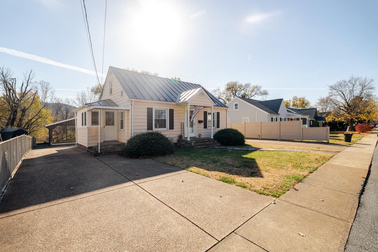 410 E ROCKINGHAM ST, ELKTON, Virginia 22827, 4 Bedrooms Bedrooms, ,2 BathroomsBathrooms,Residential,410 E ROCKINGHAM ST,671238 MLS # 671238