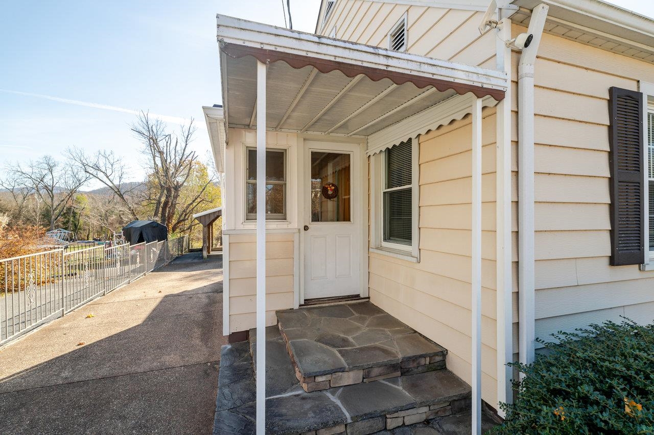 410 E ROCKINGHAM ST, ELKTON, Virginia 22827, 4 Bedrooms Bedrooms, ,2 BathroomsBathrooms,Residential,410 E ROCKINGHAM ST,671238 MLS # 671238