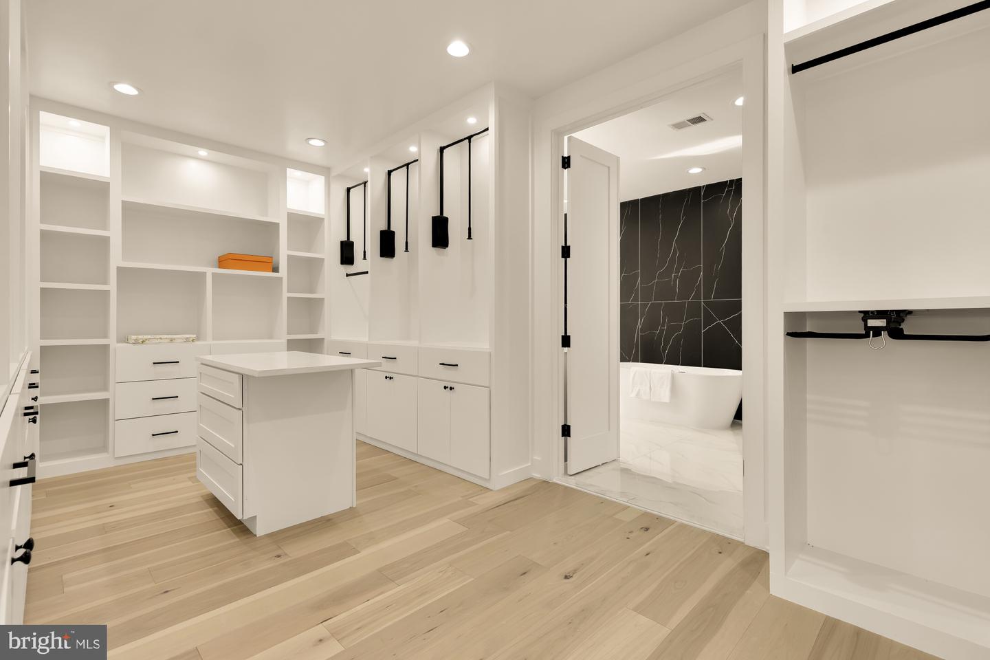 6935 SOUTHRIDGE DR, MCLEAN, Virginia 22101, 6 Bedrooms Bedrooms, ,6 BathroomsBathrooms,Residential,For sale,6935 SOUTHRIDGE DR,VAFX2277076 MLS # VAFX2277076