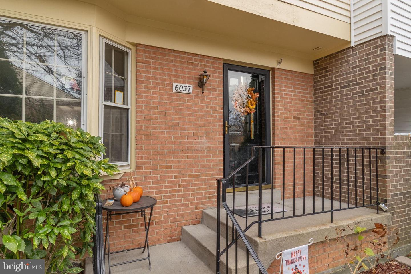 6057 CROWN ROYAL CIR, ALEXANDRIA, Virginia 22310, 3 Bedrooms Bedrooms, ,3 BathroomsBathrooms,Residential,For sale,6057 CROWN ROYAL CIR,VAFX2278482 MLS # VAFX2278482