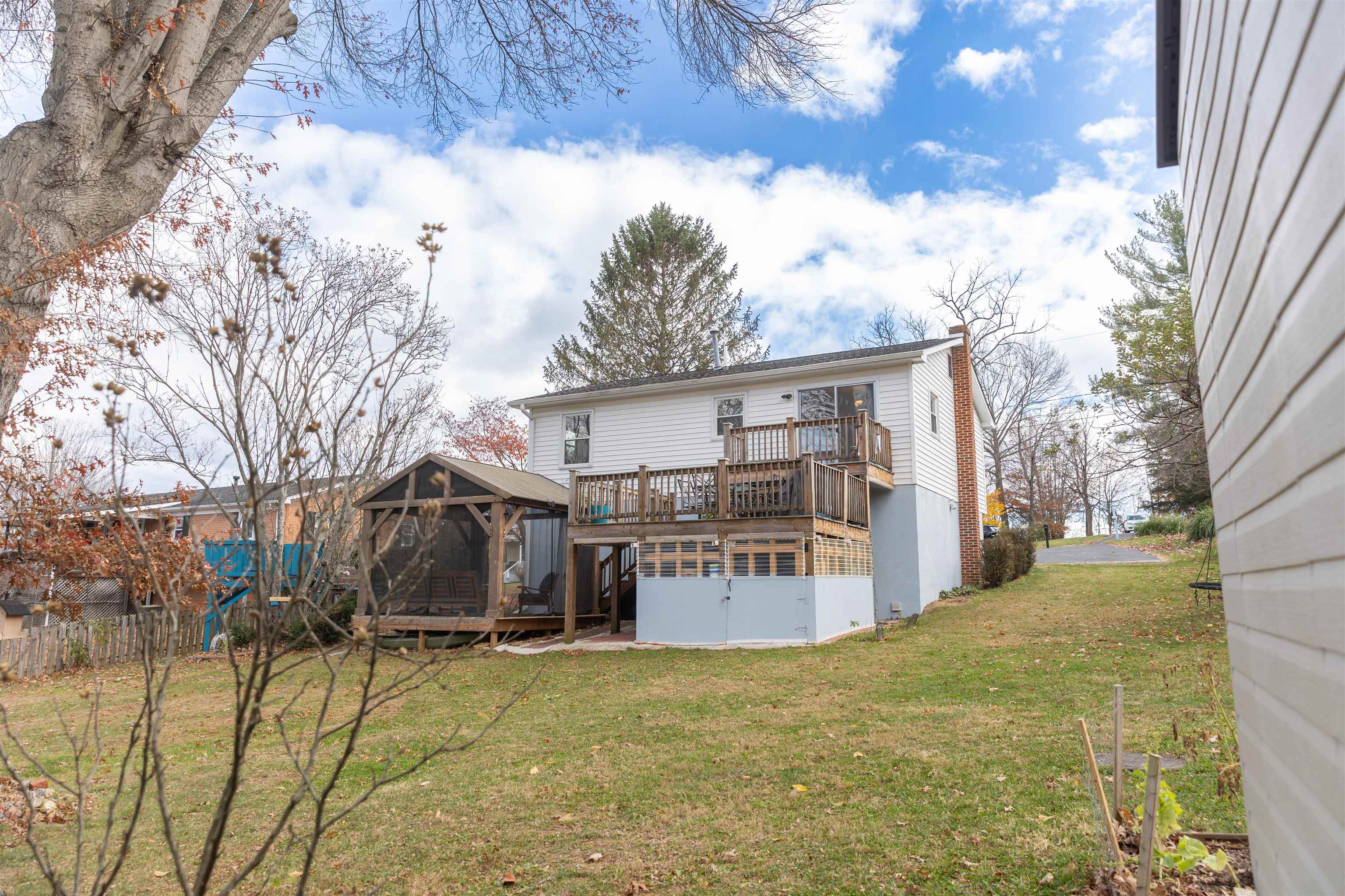 303 SE SUMMIT ST, LEXINGTON, Virginia 24450, 3 Bedrooms Bedrooms, ,2 BathroomsBathrooms,Residential,303 SE SUMMIT ST,671240 MLS # 671240