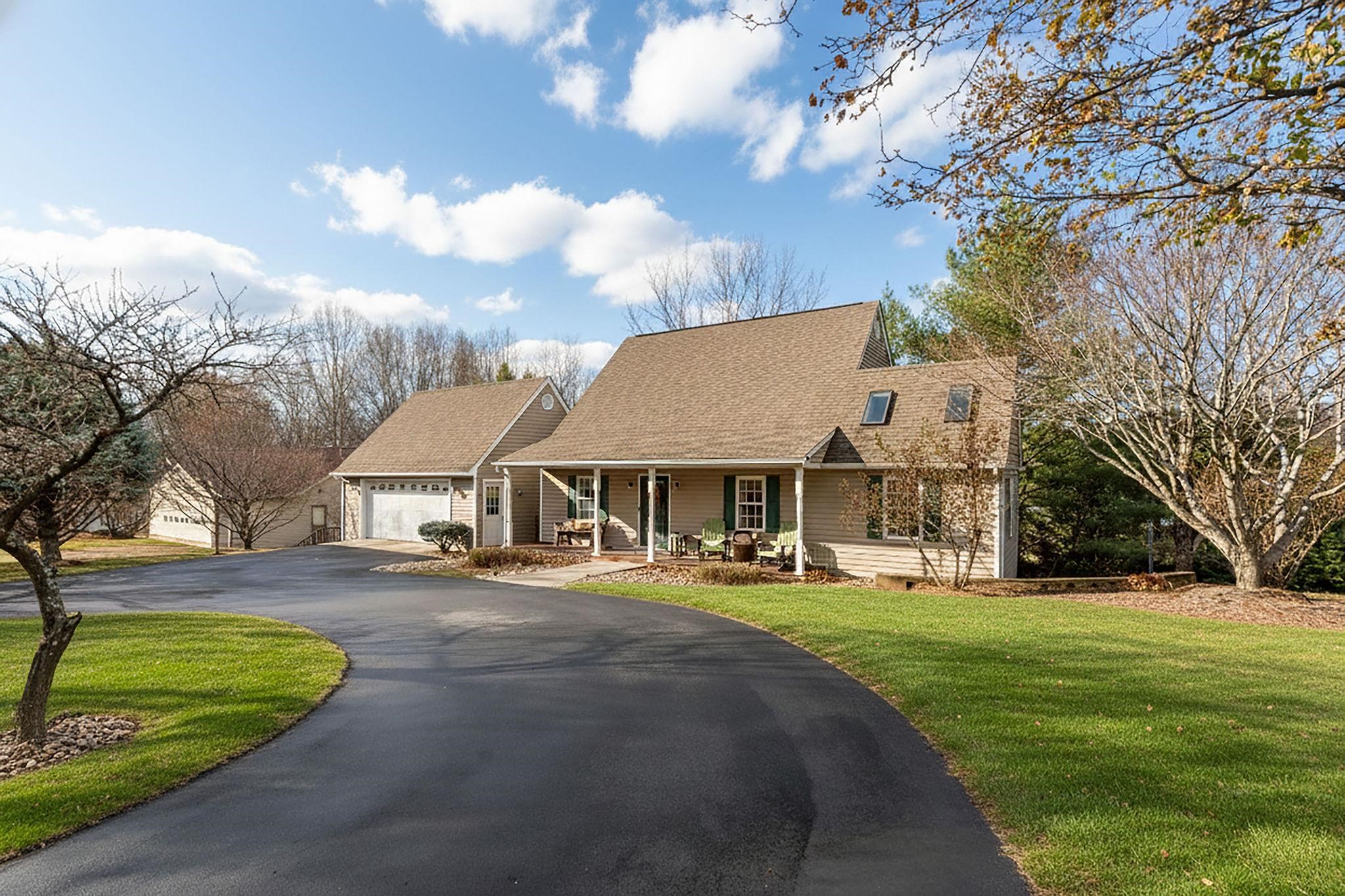 49 HILLANDALE DR, STAUNTON, Virginia 24401, 3 Bedrooms Bedrooms, ,2 BathroomsBathrooms,Residential,49 HILLANDALE DR,671245 MLS # 671245