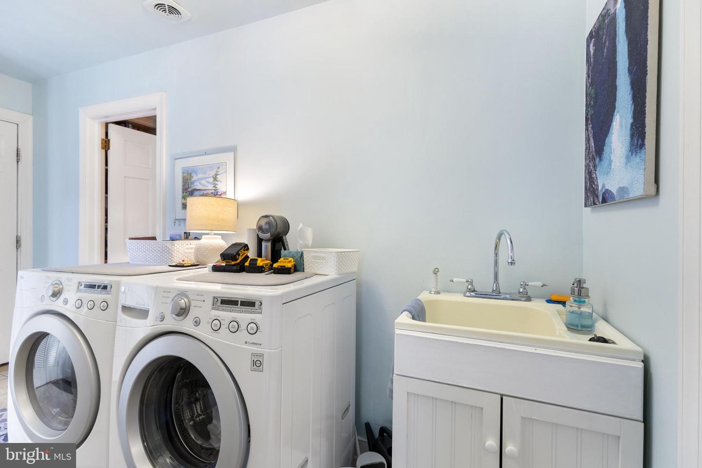 124 LAKE DR, WILLIAMSBURG, Virginia 23185, 4 Bedrooms Bedrooms, ,3 BathroomsBathrooms,Residential,For sale,124 LAKE DR,VAJC2000572 MLS # VAJC2000572