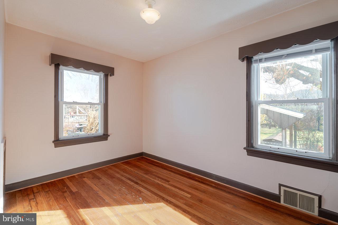 410 E EAST ROCKINGHAM ST, ELKTON, Virginia 22827, 4 Bedrooms Bedrooms, ,2 BathroomsBathrooms,Residential,For sale,410 E EAST ROCKINGHAM ST,VARO2002744 MLS # VARO2002744