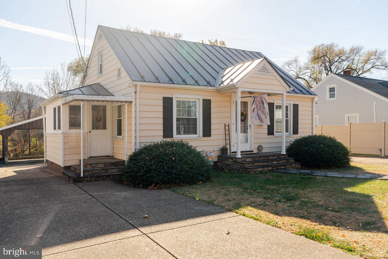 410 E EAST ROCKINGHAM ST, ELKTON, Virginia 22827, 4 Bedrooms Bedrooms, ,2 BathroomsBathrooms,Residential,For sale,410 E EAST ROCKINGHAM ST,VARO2002744 MLS # VARO2002744