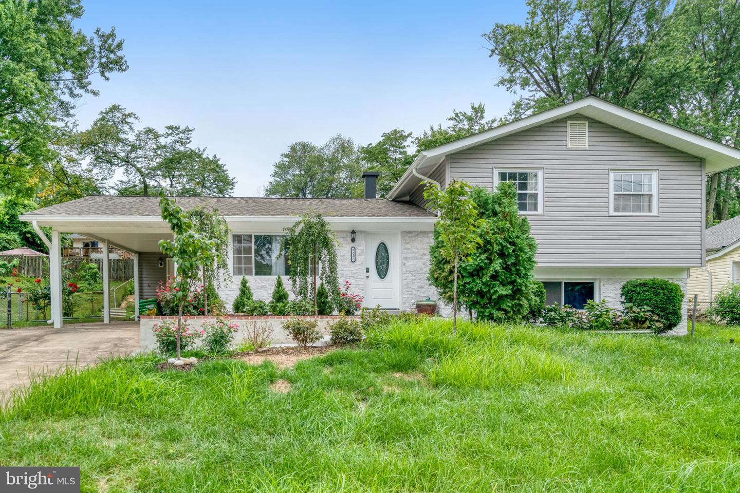 7727 KALORAMA RD, ANNANDALE, Virginia 22003, 3 Bedrooms Bedrooms, 12 Rooms Rooms,3 BathroomsBathrooms,Residential,For sale,7727 KALORAMA RD,VAFX2279690 MLS # VAFX2279690