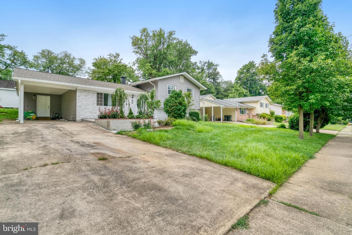 7727 KALORAMA RD, ANNANDALE, Virginia 22003, 3 Bedrooms Bedrooms, 12 Rooms Rooms,3 BathroomsBathrooms,Residential,For sale,7727 KALORAMA RD,VAFX2279690 MLS # VAFX2279690