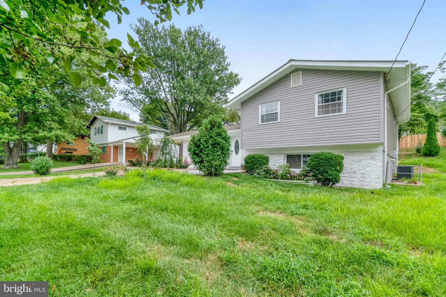 7727 KALORAMA RD, ANNANDALE, Virginia 22003, 3 Bedrooms Bedrooms, 12 Rooms Rooms,3 BathroomsBathrooms,Residential,For sale,7727 KALORAMA RD,VAFX2279690 MLS # VAFX2279690