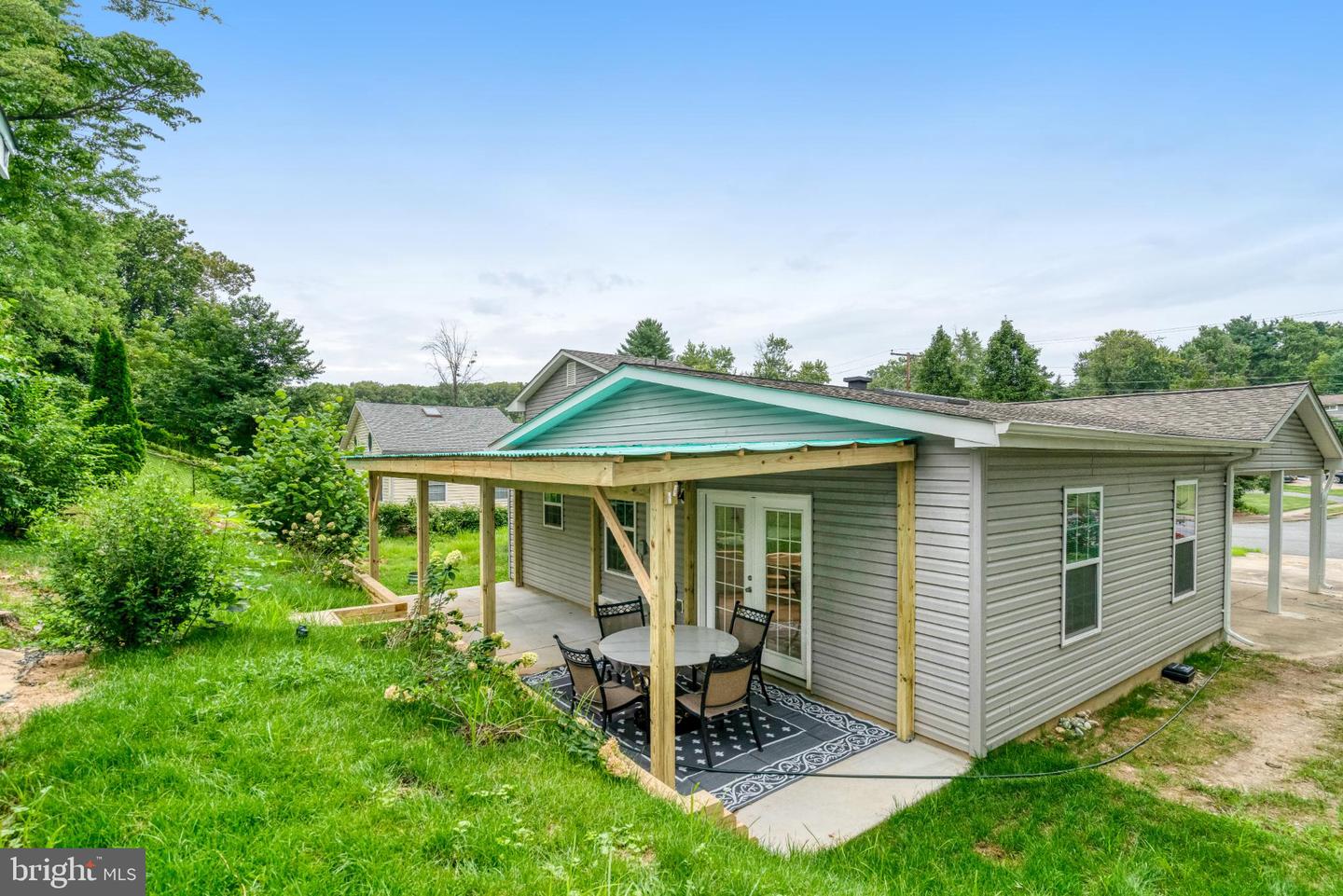 7727 KALORAMA RD, ANNANDALE, Virginia 22003, 3 Bedrooms Bedrooms, 12 Rooms Rooms,3 BathroomsBathrooms,Residential,For sale,7727 KALORAMA RD,VAFX2279690 MLS # VAFX2279690