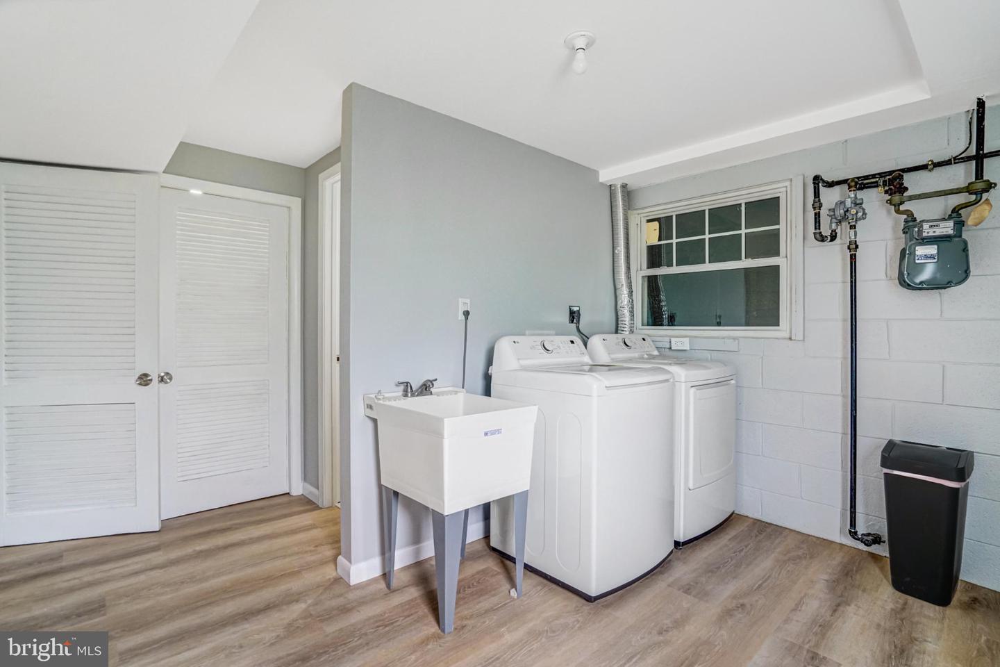 7727 KALORAMA RD, ANNANDALE, Virginia 22003, 3 Bedrooms Bedrooms, 12 Rooms Rooms,3 BathroomsBathrooms,Residential,For sale,7727 KALORAMA RD,VAFX2279690 MLS # VAFX2279690