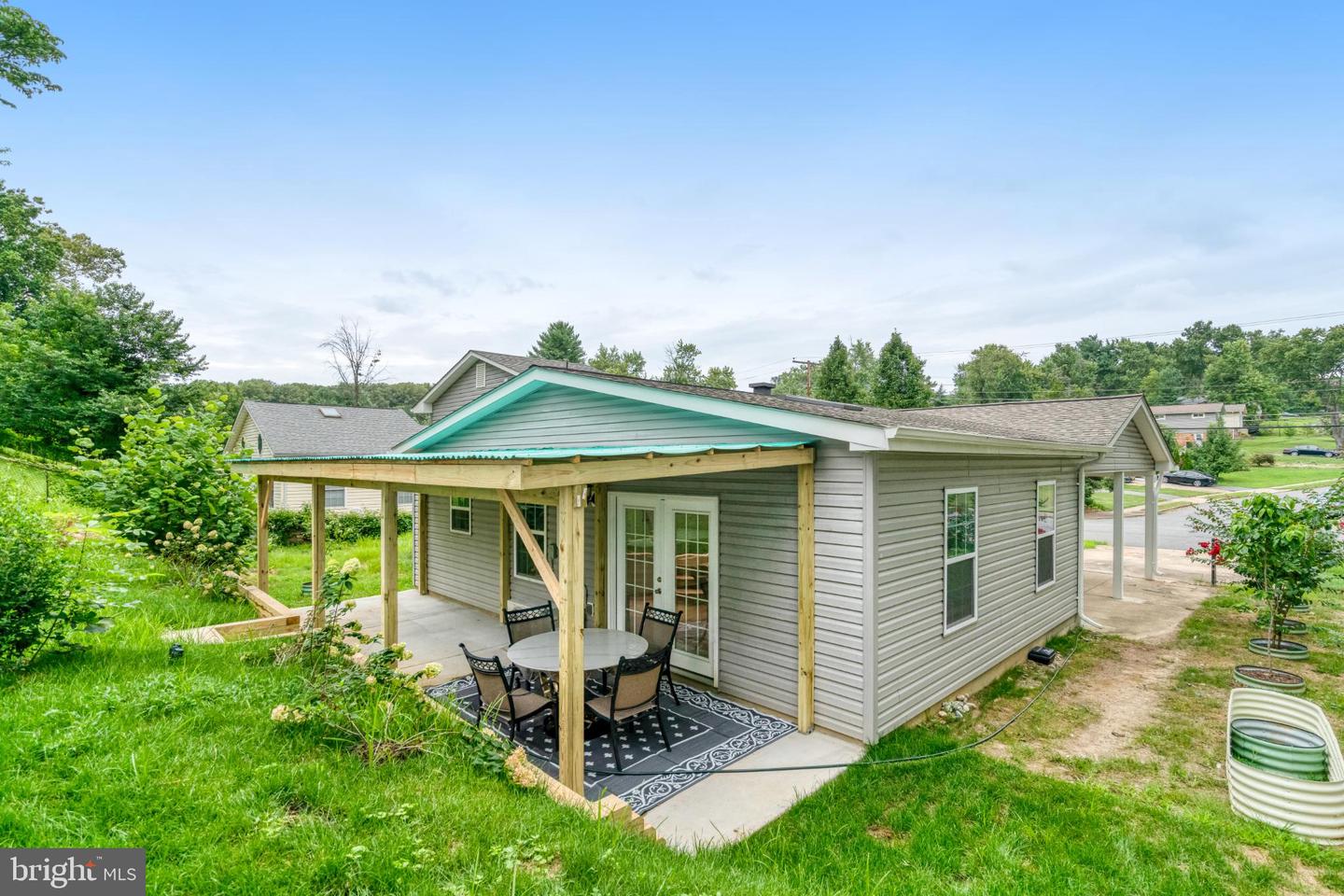 7727 KALORAMA RD, ANNANDALE, Virginia 22003, 3 Bedrooms Bedrooms, 12 Rooms Rooms,3 BathroomsBathrooms,Residential,For sale,7727 KALORAMA RD,VAFX2279690 MLS # VAFX2279690