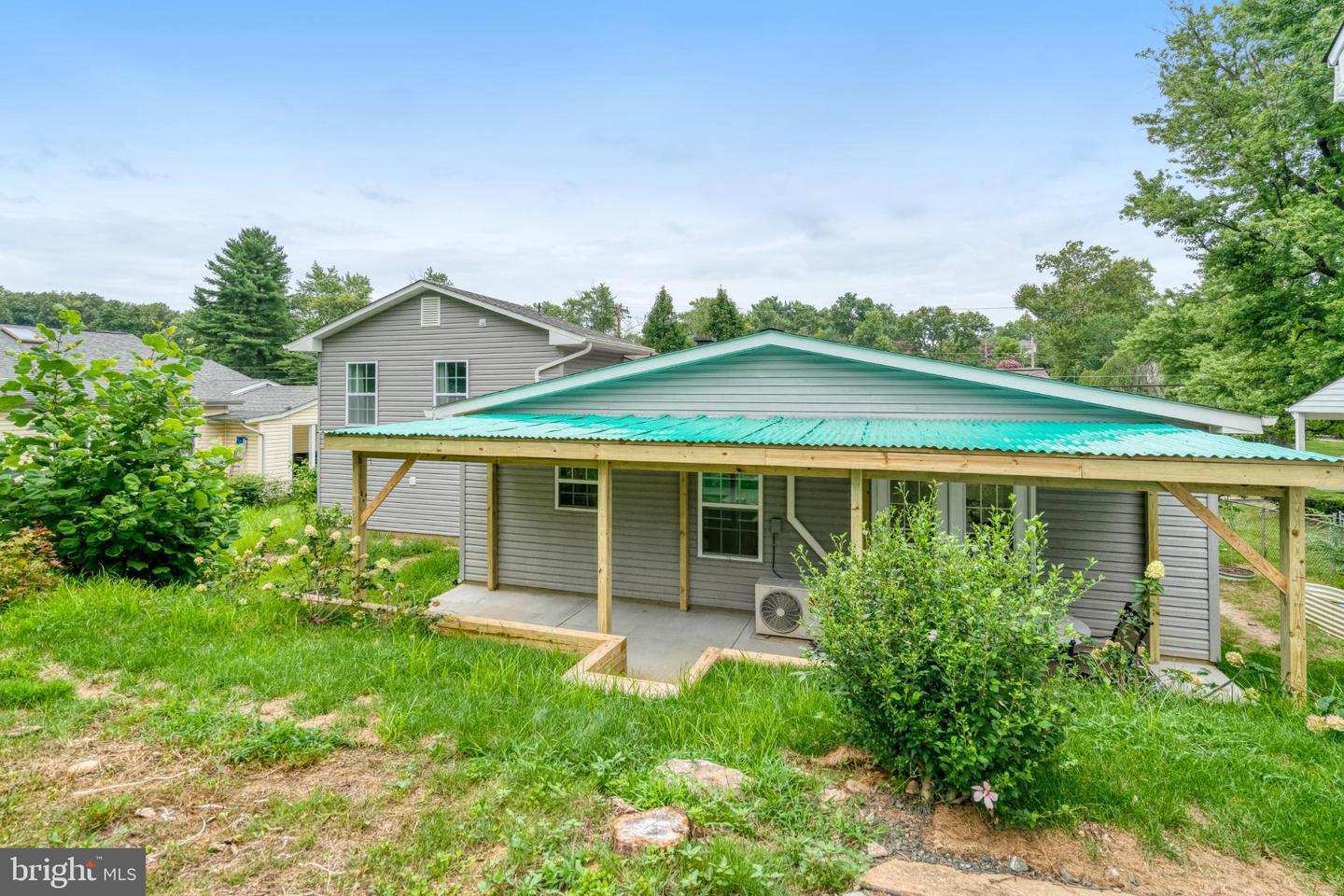 7727 KALORAMA RD, ANNANDALE, Virginia 22003, 3 Bedrooms Bedrooms, 12 Rooms Rooms,3 BathroomsBathrooms,Residential,For sale,7727 KALORAMA RD,VAFX2279690 MLS # VAFX2279690