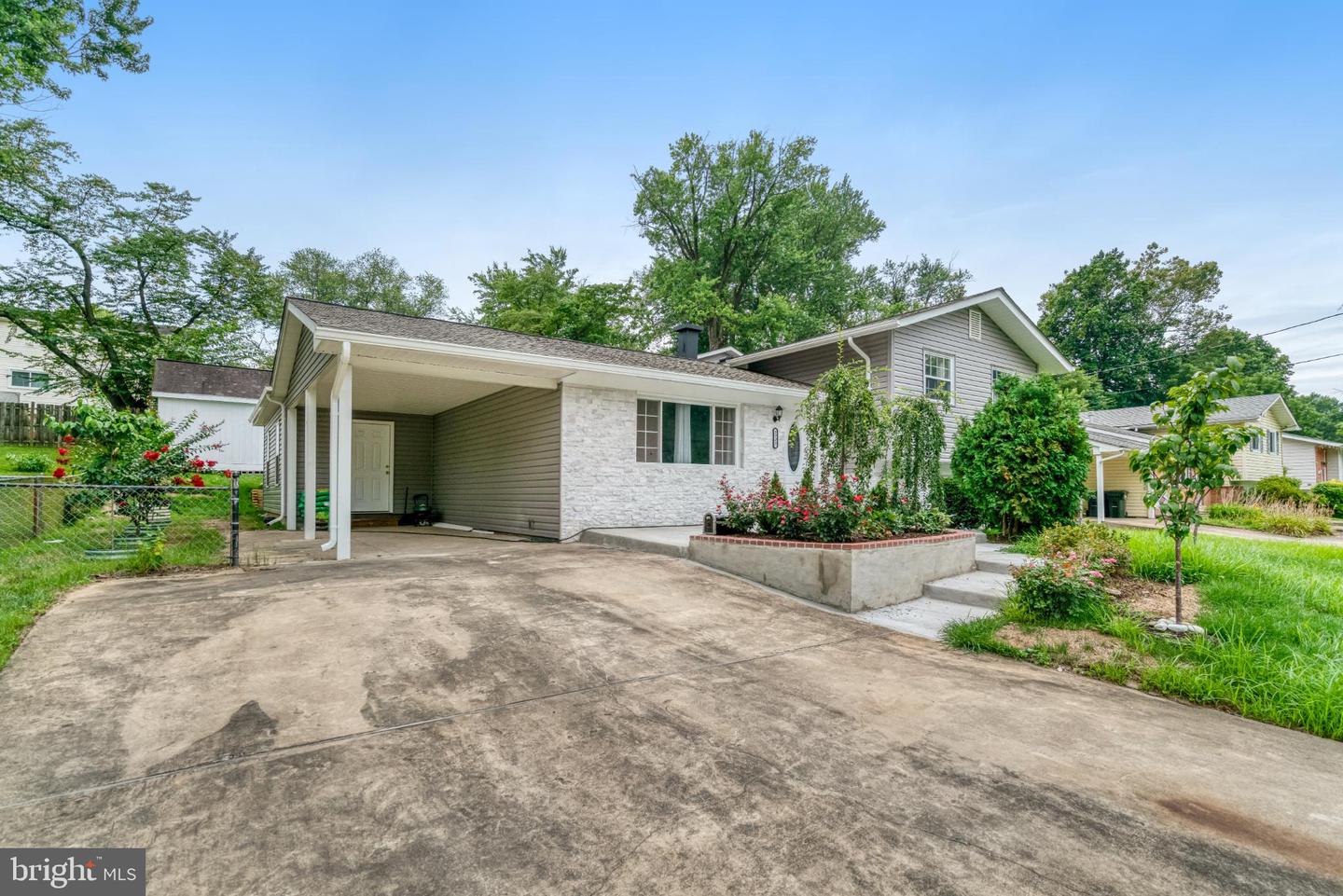 7727 KALORAMA RD, ANNANDALE, Virginia 22003, 3 Bedrooms Bedrooms, 12 Rooms Rooms,3 BathroomsBathrooms,Residential,For sale,7727 KALORAMA RD,VAFX2279690 MLS # VAFX2279690