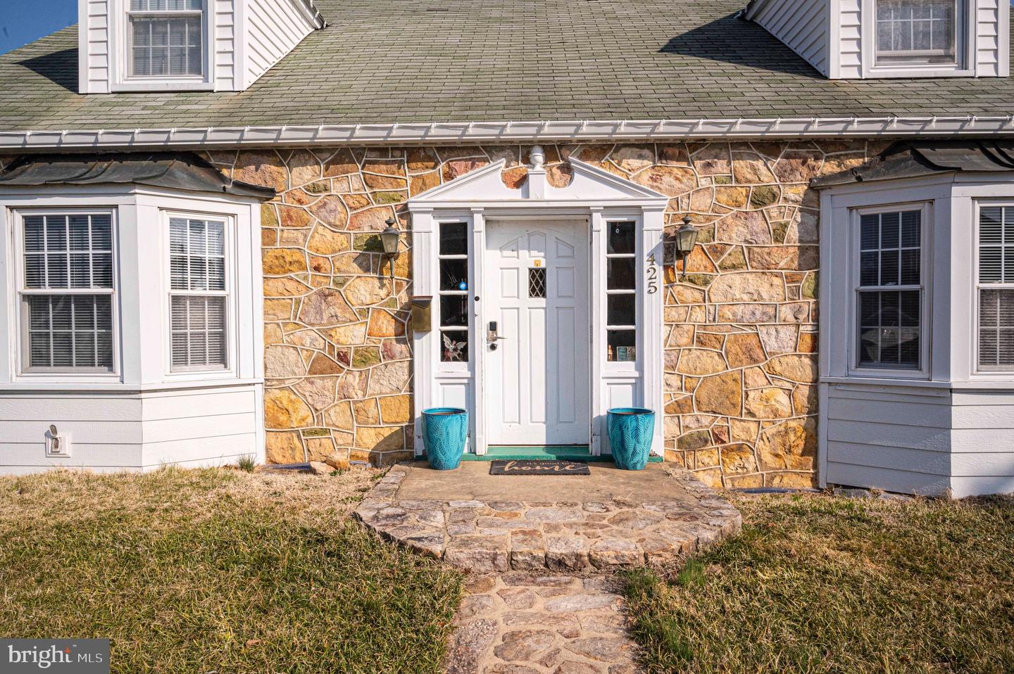 425 W 15TH ST, FRONT ROYAL, Virginia 22630, 5 Bedrooms Bedrooms, 9 Rooms Rooms,2 BathroomsBathrooms,Residential,For sale,425 W 15TH ST,VAWR2010840 MLS # VAWR2010840