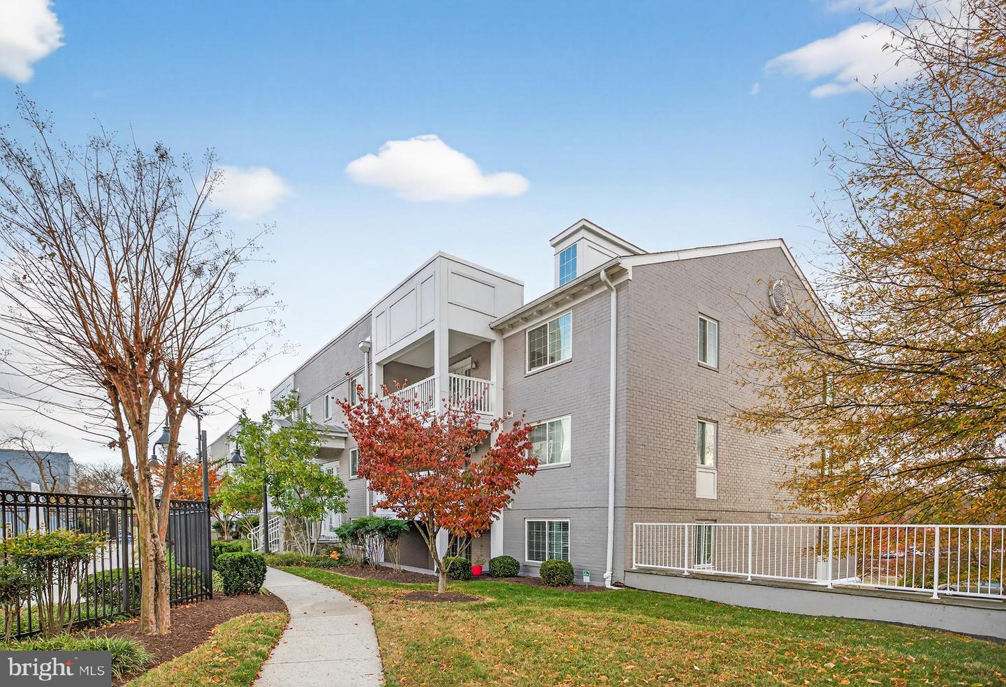 4163 S FOUR MILE RUN DR #301, ARLINGTON, Virginia 22204, 1 Bedroom Bedrooms, ,1 BathroomBathrooms,Residential,For sale,4163 S FOUR MILE RUN DR #301,VAAR2063434 MLS # VAAR2063434 4163 S FOUR MILE RUN DR #301, ARLINGTON, Virginia 22204, 1 Bedroom Bedrooms, ,1 BathroomBathrooms,Residential,For sale,4163 S FOUR MILE RUN DR #301,VAAR2063434 MLS # VAAR2063434