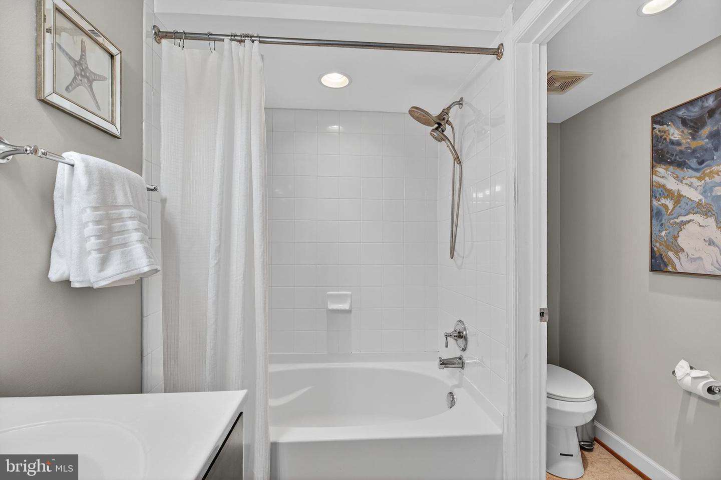 4163 S FOUR MILE RUN DR #301, ARLINGTON, Virginia 22204, 1 Bedroom Bedrooms, ,1 BathroomBathrooms,Residential,For sale,4163 S FOUR MILE RUN DR #301,VAAR2063434 MLS # VAAR2063434 4163 S FOUR MILE RUN DR #301, ARLINGTON, Virginia 22204, 1 Bedroom Bedrooms, ,1 BathroomBathrooms,Residential,For sale,4163 S FOUR MILE RUN DR #301,VAAR2063434 MLS # VAAR2063434