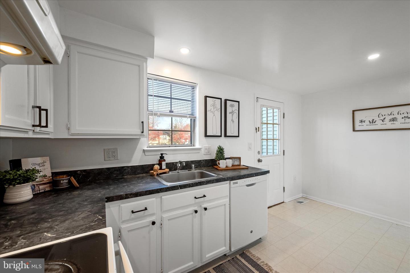 15 MARIAN CT, STERLING, Virginia 20165, 2 Bedrooms Bedrooms, ,2 BathroomsBathrooms,Residential,For sale,15 MARIAN CT,VALO2108318 MLS # VALO2108318