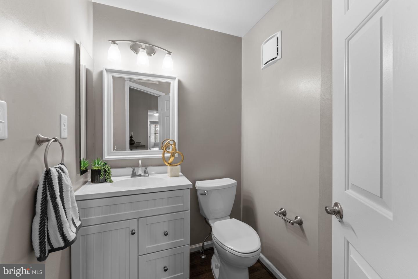 7510 SNOWPEA CT-J SNOWPEA CT #201, ALEXANDRIA, Virginia 22306, 2 Bedrooms Bedrooms, ,2 BathroomsBathrooms,Residential,For sale,7510 SNOWPEA CT-J SNOWPEA CT #201,VAFX2277478 MLS # VAFX2277478