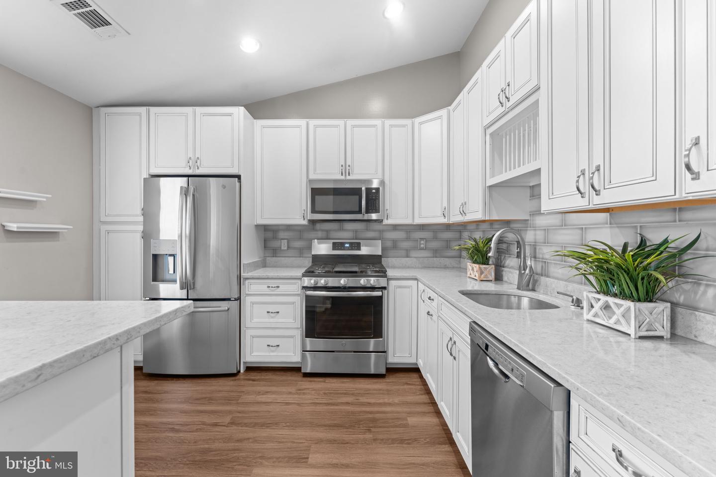 7510 SNOWPEA CT-J SNOWPEA CT #201, ALEXANDRIA, Virginia 22306, 2 Bedrooms Bedrooms, ,2 BathroomsBathrooms,Residential,For sale,7510 SNOWPEA CT-J SNOWPEA CT #201,VAFX2277478 MLS # VAFX2277478