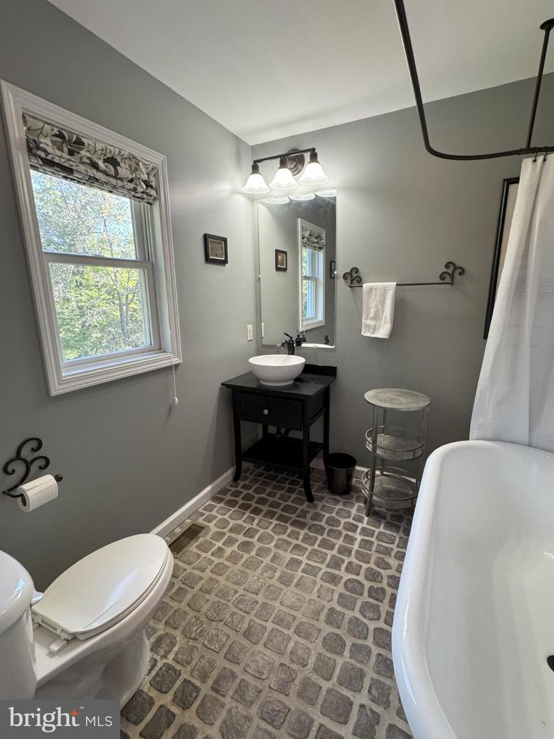 3998 HIDDEN VALLEY LN, LINDEN, Virginia 22642, 3 Bedrooms Bedrooms, 10 Rooms Rooms,2 BathroomsBathrooms,Residential,For sale,3998 HIDDEN VALLEY LN,VAFQ2019546 MLS # VAFQ2019546