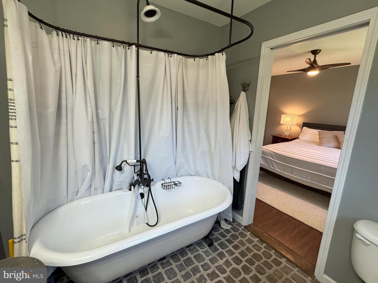 3998 HIDDEN VALLEY LN, LINDEN, Virginia 22642, 3 Bedrooms Bedrooms, 10 Rooms Rooms,2 BathroomsBathrooms,Residential,For sale,3998 HIDDEN VALLEY LN,VAFQ2019546 MLS # VAFQ2019546