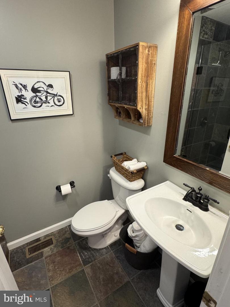 3998 HIDDEN VALLEY LN, LINDEN, Virginia 22642, 3 Bedrooms Bedrooms, 10 Rooms Rooms,2 BathroomsBathrooms,Residential,For sale,3998 HIDDEN VALLEY LN,VAFQ2019546 MLS # VAFQ2019546