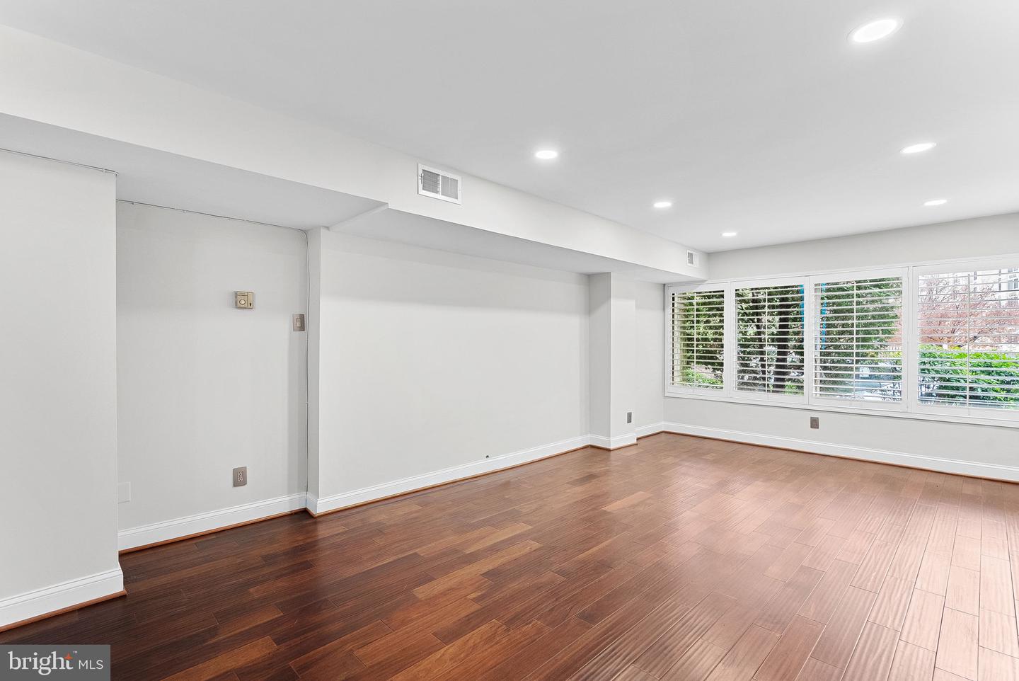 5340 HOLMES RUN PKWY #107, ALEXANDRIA, Virginia 22304, 2 Bedrooms Bedrooms, ,1 BathroomBathrooms,Residential,For sale,5340 HOLMES RUN PKWY #107,VAAX2051872 MLS # VAAX2051872