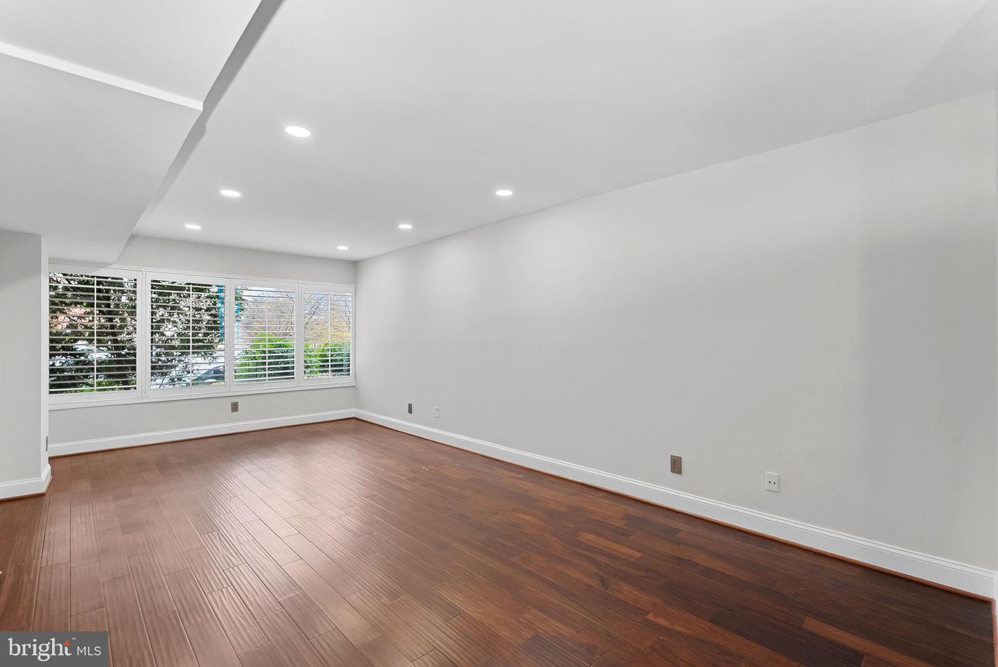 5340 HOLMES RUN PKWY #107, ALEXANDRIA, Virginia 22304, 2 Bedrooms Bedrooms, ,1 BathroomBathrooms,Residential,For sale,5340 HOLMES RUN PKWY #107,VAAX2051872 MLS # VAAX2051872