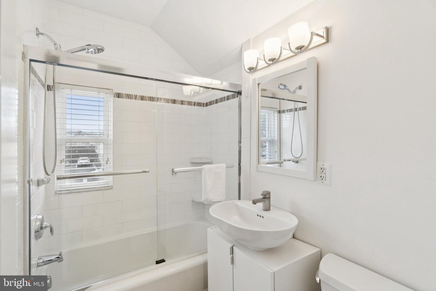 5300 WILSON BLVD, ARLINGTON, Virginia 22205, 2 Bedrooms Bedrooms, ,3 BathroomsBathrooms,Residential,For sale,5300 WILSON BLVD,VAAR2066110 MLS # VAAR2066110