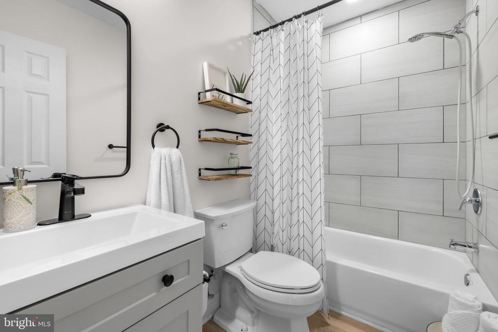 5233 LEE HWY, WARRENTON, Virginia, 5 Bedrooms Bedrooms, ,3 BathroomsBathrooms,Residential,5233 LEE HWY,VAFQ2019688 MLS # VAFQ2019688