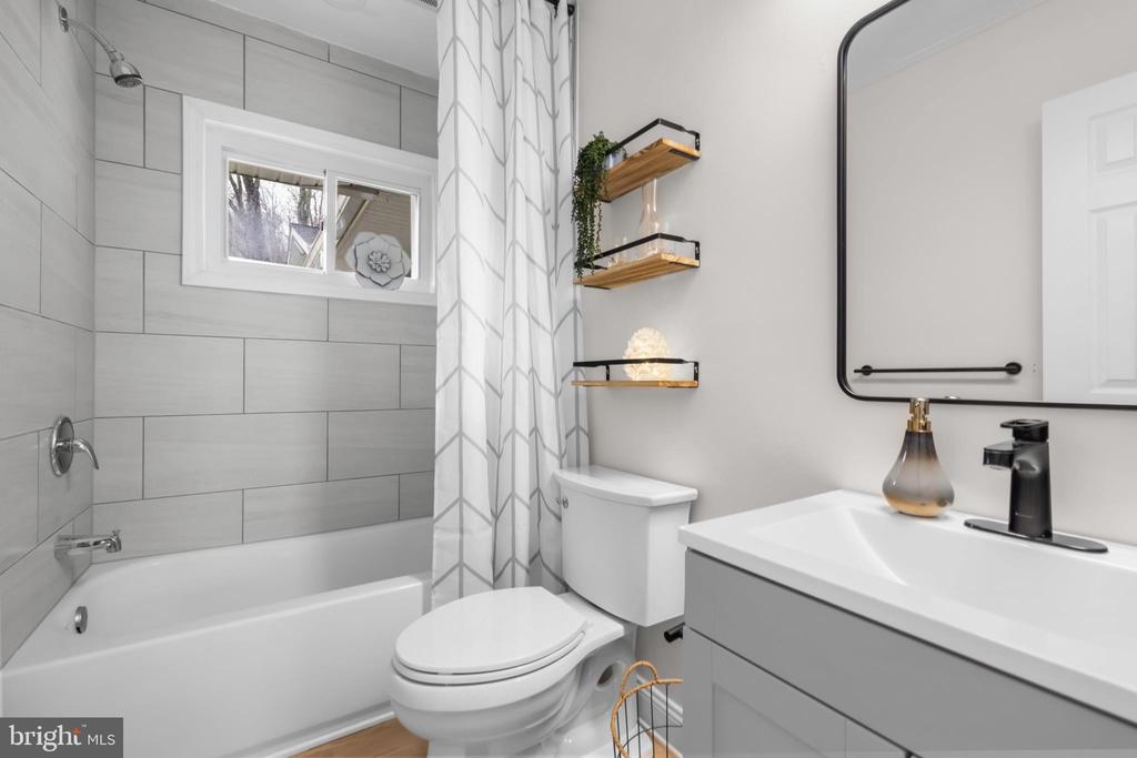 5233 LEE HWY, WARRENTON, Virginia, 5 Bedrooms Bedrooms, ,3 BathroomsBathrooms,Residential,5233 LEE HWY,VAFQ2019688 MLS # VAFQ2019688