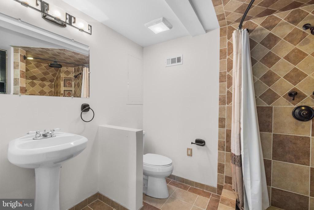 5233 LEE HWY, WARRENTON, Virginia, 5 Bedrooms Bedrooms, ,3 BathroomsBathrooms,Residential,5233 LEE HWY,VAFQ2019688 MLS # VAFQ2019688