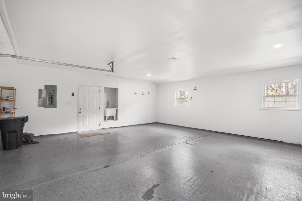 5233 LEE HWY, WARRENTON, Virginia, 5 Bedrooms Bedrooms, ,3 BathroomsBathrooms,Residential,5233 LEE HWY,VAFQ2019688 MLS # VAFQ2019688