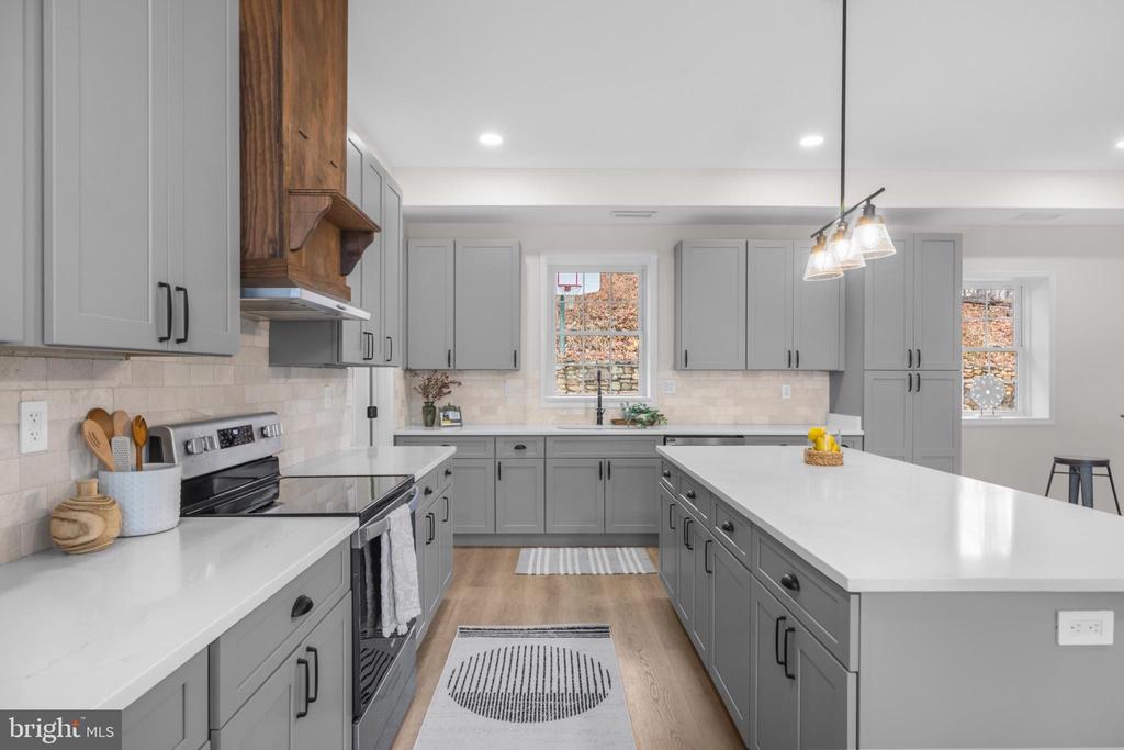 5233 LEE HWY, WARRENTON, Virginia, 5 Bedrooms Bedrooms, ,3 BathroomsBathrooms,Residential,5233 LEE HWY,VAFQ2019688 MLS # VAFQ2019688