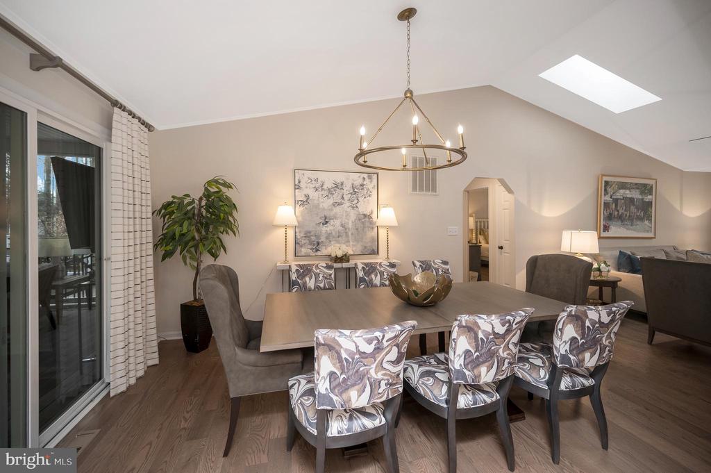 323 STRATFORD CIR, LOCUST GROVE, Virginia 22508, 3 Bedrooms Bedrooms, ,2 BathroomsBathrooms,Residential,LAKE OF THE WOODS,323 STRATFORD CIR,VAOR2012812 MLS # VAOR2012812