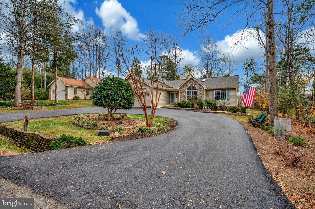 323 STRATFORD CIR, LOCUST GROVE, Virginia 22508, 3 Bedrooms Bedrooms, ,2 BathroomsBathrooms,Residential,LAKE OF THE WOODS,323 STRATFORD CIR,VAOR2012812 MLS # VAOR2012812