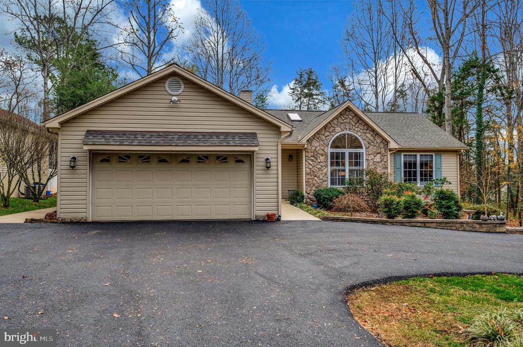 323 STRATFORD CIR, LOCUST GROVE, Virginia 22508, 3 Bedrooms Bedrooms, ,2 BathroomsBathrooms,Residential,LAKE OF THE WOODS,323 STRATFORD CIR,VAOR2012812 MLS # VAOR2012812