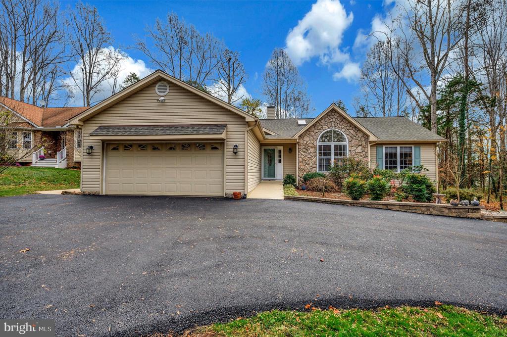 323 STRATFORD CIR, LOCUST GROVE, Virginia 22508, 3 Bedrooms Bedrooms, ,2 BathroomsBathrooms,Residential,LAKE OF THE WOODS,323 STRATFORD CIR,VAOR2012812 MLS # VAOR2012812