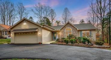 323 STRATFORD CIR, LOCUST GROVE, Virginia 22508, 3 Bedrooms Bedrooms, ,2 BathroomsBathrooms,Residential,LAKE OF THE WOODS,323 STRATFORD CIR,VAOR2012812 MLS # VAOR2012812